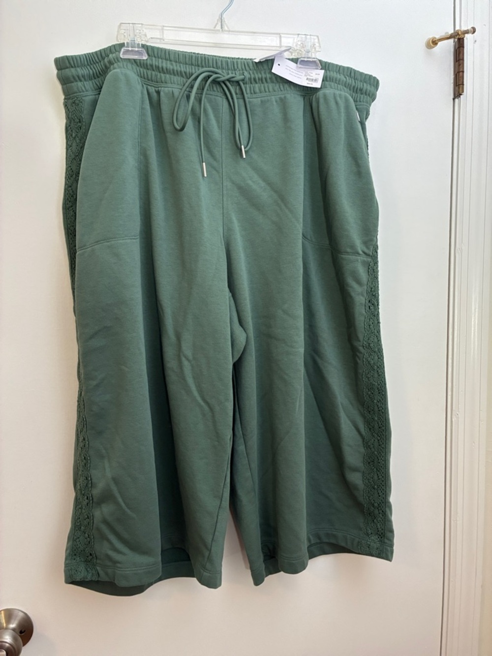 Like New Lane Bryant LIVI French Terry Relaxed Straight Capri 22/24 Dark Green